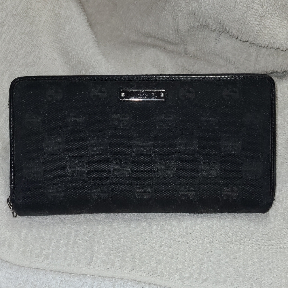 Gucci Long Zippered Black Signature Wallet